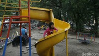 Arena bermain anak yang biasanya ramai hanya dipakai oleh beberapa orang.