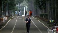 Banjir Kanal Timur, Jakarta, biasanya ramai dipenuhi oleh warga yang berolahraga pada Minggu pagi.