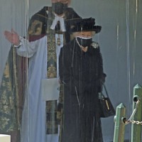 Selain memakai bros, Ratu Elizabeth II juga membawa benda istimewa lainnya di tasnya. Kepada Daily Mail, seorang sumber mengatakan, Ratu membawa sejumlah benda peninggalan Pangeran Philip di dalam tas hitamnya saat menghadiri pemakaman kemarin. Salah satunya, sapu tangan putih yang biasa menghiasi saku jas Pangeran Philip.Foto: Pool via Getty Images