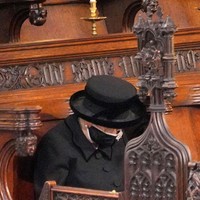 Bros yang kemudian diberikan pada Ratu Elizabeth II pada1953 itu berhiaskan berlian dan mutiara. Ratu Mary memakai bros tersebut saat berbulan madu di Osborne House. Foto: Pool via Getty Images