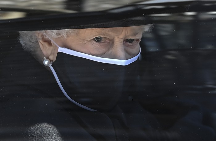 Ratu Elizabeth II di Pemakaman Pangeran Philip Britains Queen Elizabeth II follows the coffin in a car as it makes its way past the Round Tower during the funeral of Britains Prince Philip inside Windsor Castle in Windsor, England Saturday April 17, 2021. (Leon Neal/Pool via AP)