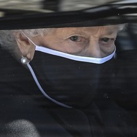 Selain sarung tangan putih, sebuah foto mereka berdua di Malta juga ada di dalam tas hitam yang dibawa Ratu Elizabeth II saat pemakaman Pangeran Phillip. Negara pulau yang berada di lautan Mediterania itu memiliki tempat tersendiri di hati mereka. Di sana mereka menghabiskan tahun pertama sebagai pasangan yang baru menikah pada medio 1949-1951. Foto: Pool via Getty Images