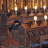 Ratu Elizabeth II terlihat duduk sendirian ketika prosesi pemakaman Pangeran Philip berlangsung di Kapel St George. Hal itu karena keluarga kerajaan sangat mematuhi peraturan COVID-19 Inggris. Aturan ini pun berlaku bagi 30 tamu lainnya yang hadir melayat Pangeran Philip. Foto: Dok. Associated Press