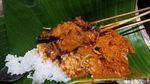 Sate Payudara Sapi yang Lembut Dinikmati Bersama Kuah Gulai dan Serundeng