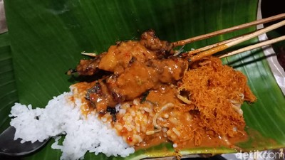 Sate Payudara Sapi yang Lembut Dinikmati Bersama Kuah Gulai dan Serundeng