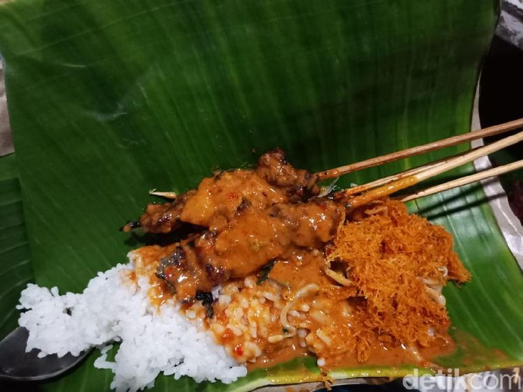 Sate Payudara Sapi yang Lembut Dinikmati Bersama Kuah Gulai dan Serundeng