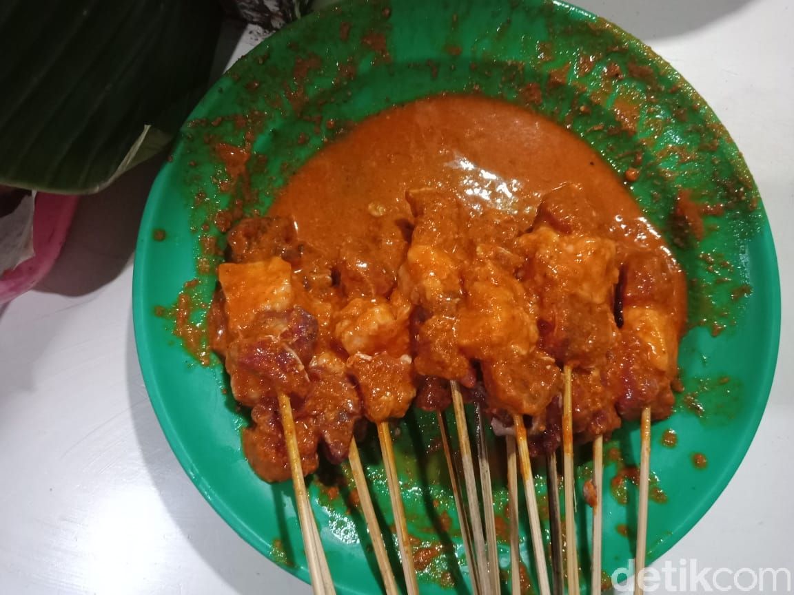 sate payudara sapi jadi menu sahur favorit warga Jombang, Jawa Timur.
