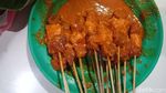 Sate Payudara Sapi yang Lembut Dinikmati Bersama Kuah Gulai dan Serundeng