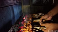 Setiap tusuk sate berisi 2 potong payudara sapi dicampur daging punggung sapi. Sebelum dibakar, sate kapur dilumuri bumbu cabai merah, cabai rawit kemiri, garam, gula merah dan bawang. Foto: detikFood/Enggran Eko Budianto