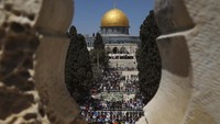 Umat muslim mengikut salat Jumat di Masjid Al-Aqsa, Palestina, 16 April lalu.