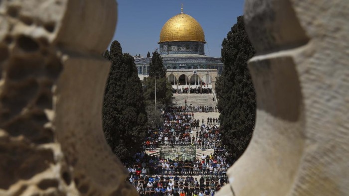 Suasana Salat Jumat Pertama Ramadhan di Masjid Al-Aqsa Palestinian women pray during the first Friday of the holy month of Ramadan at the Al Aqsa Mosque compound in Jerusalem's old city, Friday, April. 16, 2021. (AP Photo/Mahmoud Illean)