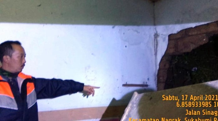 Tembok rumah warga di Sukabumi jebol diterjang longsor