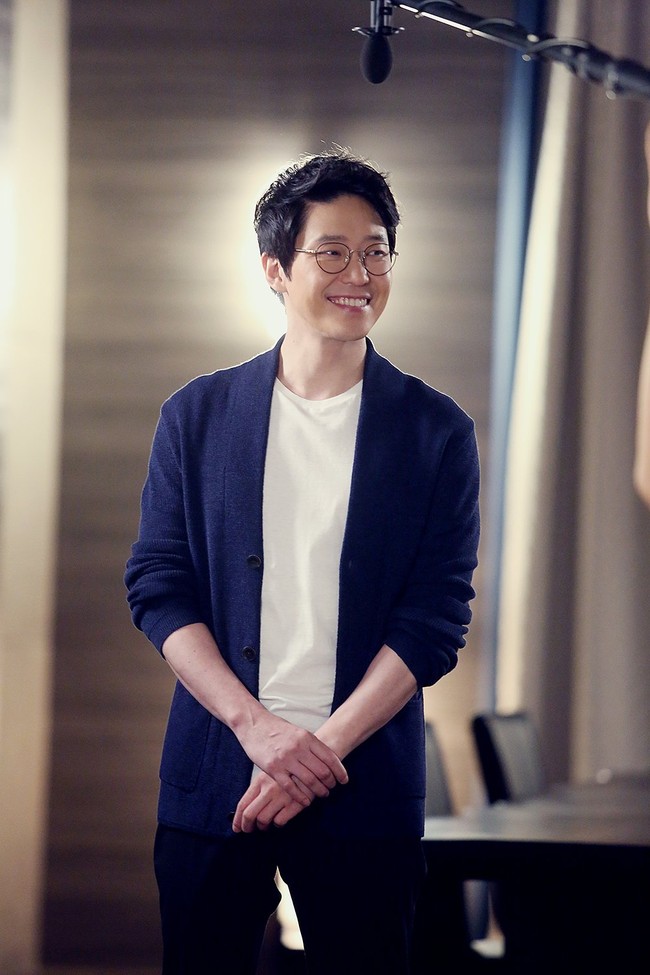 Di luar kemampuan aktingnya, Uhm Ki Joon juga menyita perhatian karena ketampanannya. Fotonya saat muda disebut-sebut mirip Doyoung NCT. Foto: dok. Sidus HQ