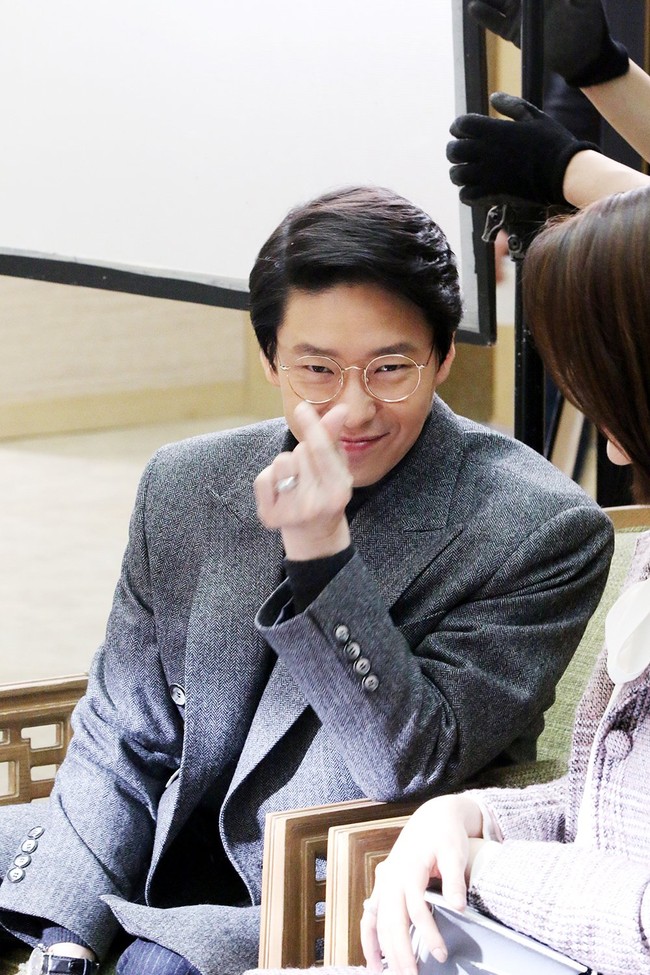 Foto muda Uhm Ki Joon dinilai memiliki imej seperti idol KPop. Pasalnya, bintang The Penthouse itu memiliki garis rahang yang tajam dan alis yang tipis. Foto: dok. Sidus HQ