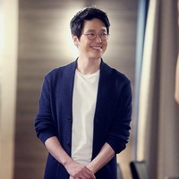 Di luar kemampuan aktingnya, Uhm Ki Joon juga menyita perhatian karena ketampanannya. Fotonya saat muda disebut-sebut mirip Doyoung NCT. Foto: dok. Sidus HQ