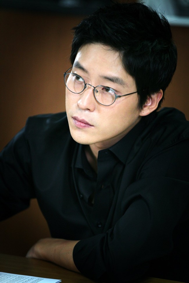 Joo Dan Tae (pemain Uhm Ki Joon) pun kembali berulah dalam The Penthouse 2. Ia mencoba mengakhiri hidup anak Oh Yoon Hee, Bae Ro Na (pemain Kim Hyun Soo) saat dirawat di rumah sakit. Foto: dok. Sidus HQ