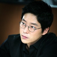 Joo Dan Tae (pemain Uhm Ki Joon) pun kembali berulah dalam The Penthouse 2. Ia mencoba mengakhiri hidup anak Oh Yoon Hee, Bae Ro Na (pemain Kim Hyun Soo) saat dirawat di rumah sakit. Foto: dok. Sidus HQ
