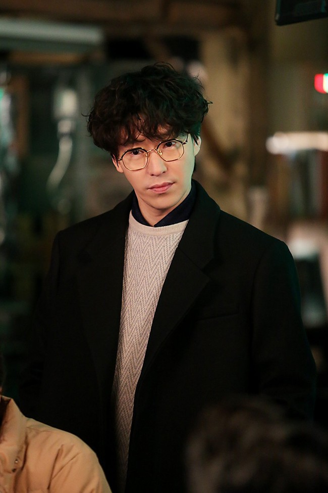 Karakter Joo Dan Tae yang diperankan Uhm Ki Joon, membuat penonton geram sejak season pertama The Penthouse. Ia menjebak Oh Yoon Hee (pemain Eugene) atas kematian sang istri Shim Su Ryeon (pemain Lee Ji Ah). Foto: dok. Sidus HQ