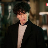 Karakter Joo Dan Tae yang diperankan Uhm Ki Joon, membuat penonton geram sejak season pertama The Penthouse. Ia menjebak Oh Yoon Hee (pemain Eugene) atas kematian sang istri Shim Su Ryeon (pemain Lee Ji Ah). Foto: dok. Sidus HQ