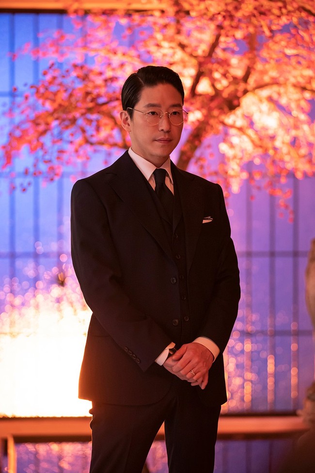 Uhm Ki Joon sukses mencuri perhatian dengan peran antagonisnya dalam drama Korea The Penthouse. Ia berperan sebagai ‘raja’ real estate yang licik dan serakah. Foto: dok. Sidus HQ