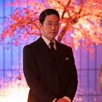 Uhm Ki Joon sukses mencuri perhatian dengan peran antagonisnya dalam drama Korea The Penthouse. Ia berperan sebagai ‘raja’ real estate yang licik dan serakah. Foto: dok. Sidus HQ