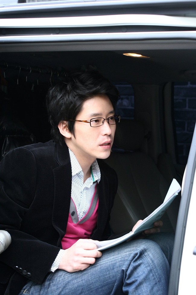 Netizen Korea membagikan sejumlah komentar beragam setelah melihat foto muda Uhm Ki Joon. Aktor berumur 44 tahun itu dinilai ‘polos’ dan bertolak belakang dengan karakternya dalam The Penthouse. Foto: dok. Sidus HQ