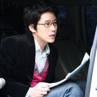 Netizen Korea membagikan sejumlah komentar beragam setelah melihat foto muda Uhm Ki Joon. Aktor berumur 44 tahun itu dinilai ‘polos’ dan bertolak belakang dengan karakternya dalam The Penthouse. Foto: dok. Sidus HQ