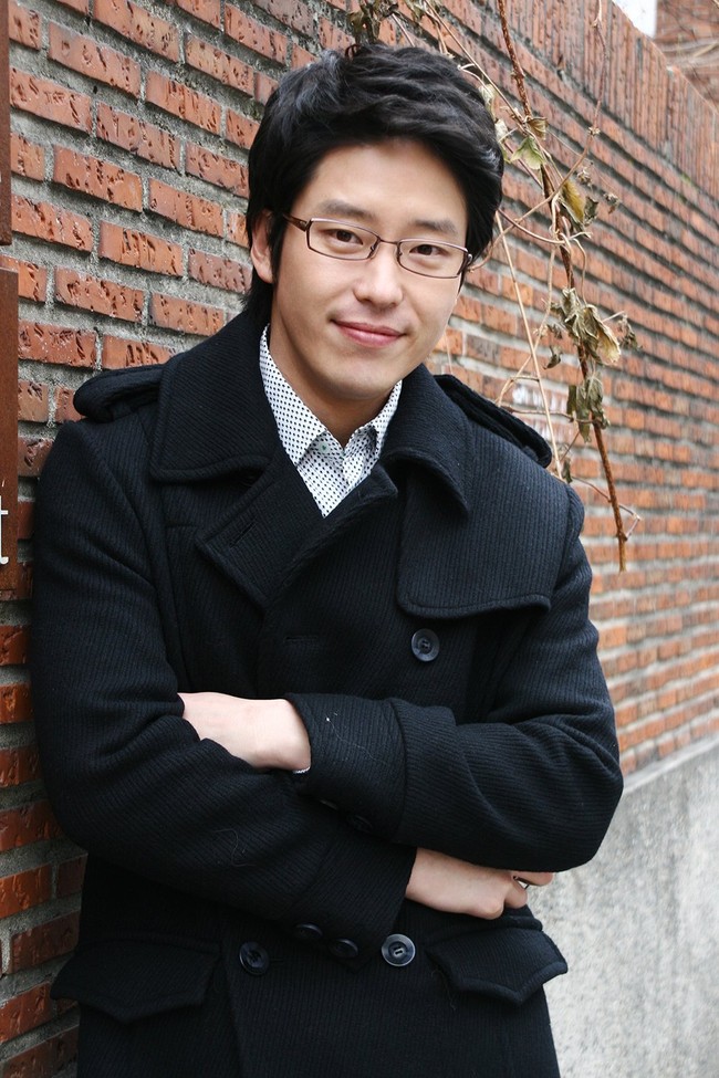 Hal itu bermula dari postingan seorang penggemar pada Kamis (25/3/2021) di forum komunitas Korea. Ia membagikan sejumlah foto Uhm Ki Joon saat muda. Foto: dok. Sidus HQ