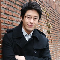Hal itu bermula dari postingan seorang penggemar pada Kamis (25/3/2021) di forum komunitas Korea. Ia membagikan sejumlah foto Uhm Ki Joon saat muda. Foto: dok. Sidus HQ