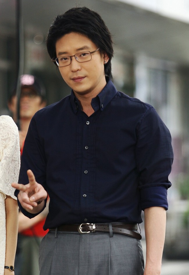 Agensi Uhm Ki Joon, Sidus HQ pun membagikan sejumlah foto mudanya untuk penggemar, Kamis (15/4/2021). Termasuk foto Uhm Ki Joon saat mulai berkarier sebagai aktor. Foto: dok. Sidus HQ