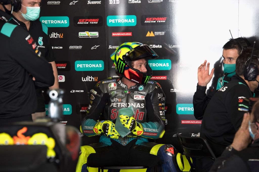 PORTIMAO, PORTUGAL - APRIL 17: Valentino Rossi of Italy and Petronas Yamaha SRT  speaks in box with mechanics during the MotoGP of Portugal - Qualifying at Autodromo Internacional Do Algarve on April 17, 2021 in Portimao, Portugal. (Photo by Mirco Lazzari gp/Getty Images)
