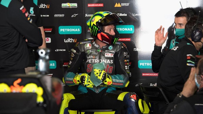 PORTIMAO, PORTUGAL - APRIL 17: Valentino Rossi of Italy and Petronas Yamaha SRT  speaks in box with mechanics during the MotoGP of Portugal - Qualifying at Autodromo Internacional Do Algarve on April 17, 2021 in Portimao, Portugal. (Photo by Mirco Lazzari gp/Getty Images)