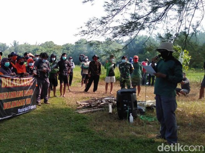 Warga protes penambangan pasir di Muara Sungai Opak, Bantul, Minggu (18/4/2021),