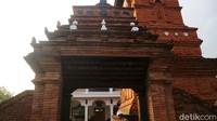 Saat tiba di depan kompleks masjid tersebut terdapat dua gapura masuk yang disusun bata merah. Pintu masuk berada di sisi selatan dengan atap gapura kayu sedangkan gapura di sisi utara tidak beratap.