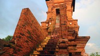Begitu masuk di kompleks masjid, terlihat replika Menara Kudus menjulang tinggi. Tampak tumpukan bata merah tersusun rapi. Mulai dari undakan sampai dengan atap menara, terlihat hampir mirip dengan aslinya.