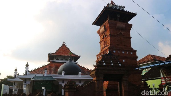 Wow! Masjid di Desa Ini Punya Replika Menara Kudus