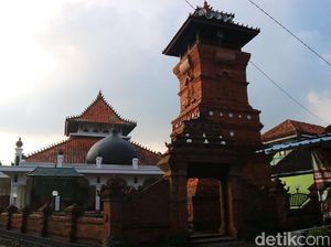 Wow! Masjid di Desa Ini Punya Replika Menara Kudus