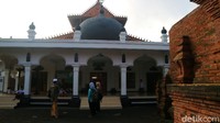 Secara arsitektur replika menara hampir mirip dengan yang aslinya dengan ukuran lebih kecil.