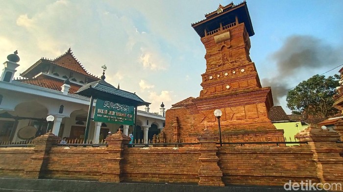Sebuah masjid di Desa Samirejo, Kecamatan Dawe, Kudus, memiliki replika Menara Kudus yang dibuat semirip mungkin dengan aslinya. Yuk kita lihat.