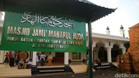 Sedangkan untuk lebar replika menara sekitar 9 meter. Bata merah dalam struktur bangunan itu hanya direkatkan dengan semen biasa.