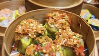 Penggemar pedas, sekarang bisa ngemil dimsum geprek ekstra rawit dari Dimsum Benhil yang juara pedasnya. Foto: Instagram @dimsumbenhil