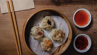 Ke Tebet, bisa jajan dim sum di Maji. Pilihannya ada rasa salmon, beef, jamur, dan dim sum wortel yang klasik tapi enak banget. Foto: @majidimsum