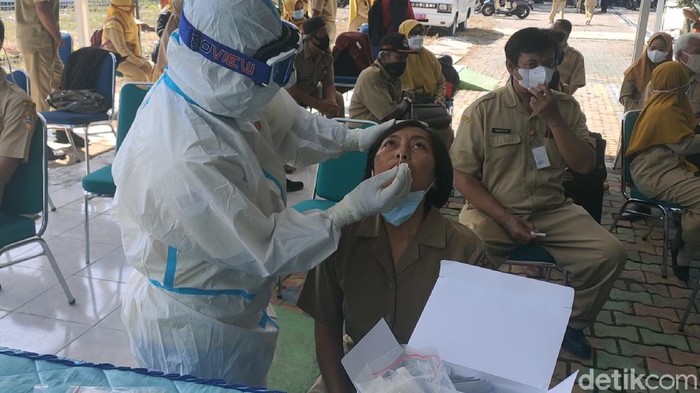 3 Guru Wafat Kena Corona, SMAN 1 Gondang Gelar Tes Antigen Dinas Kesehatan Kabupaten (DKK) Kabupaten Sragen, Jawa Tengah, menggelar rapid test antigen kepada seluruh guru dan karyawan SMA Negeri 1 Gondang.