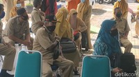 Rapid test antigen ini digelar sebagai buntut meninggalnya tiga guru SMAN 1 Gondang dalam kondisi terpapar virus Corona atau COVID-19. Rapid test antigen ini digelar di Puskesmas Gondang.  