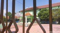Suratno mengatakan sesuai rekomendasi Satgas COVID-19, aktivitas sekolah ditutup selama 14 hari. Sementara kegiatan belajar mengajar tetap dilakukan dengan metode PJJ (pembelajaran jarak jauh).  