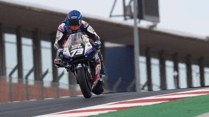 PORTIMAO, PORTUGAL - APRIL 17: Alex Marquez of Spain and LCR Honda Castrol lifts the rear wheel and heads down a straight  during the MotoGP of Portugal - Qualifying at Autodromo Internacional Do Algarve on April 17, 2021 in Portimao, Portugal. (Photo by Mirco Lazzari gp/Getty Images)