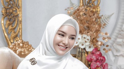 10 Potret Amanda Manopo Pakai Mukena dan Berhijab, Bikin Adem