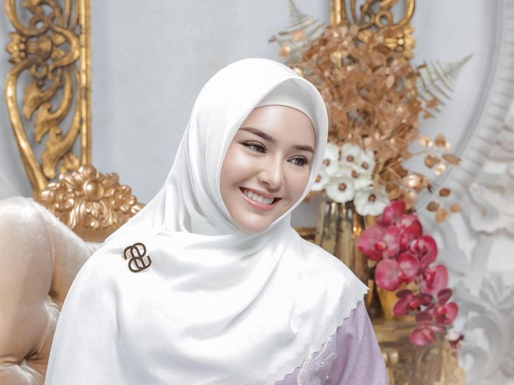 10 Potret Amanda Manopo Pakai Mukena dan Berhijab, Bikin Adem