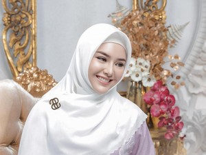 Viral Mau Bangun Masjid, Amanda Manopo Pakai Hijab saat Berkendara