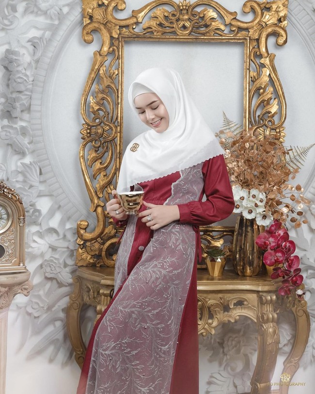Wanita yang lahir di Jakarta, 6 Desember 1999 itu baru-baru ini menjalani sesi pemotretan salah satu merek busana muslim. Amanda tampil feminin dengan mengenakan hijab segi empat warna putih dan gamis merah dengan aksen lace. Foto: Dok.Instagram @fdphotography90.